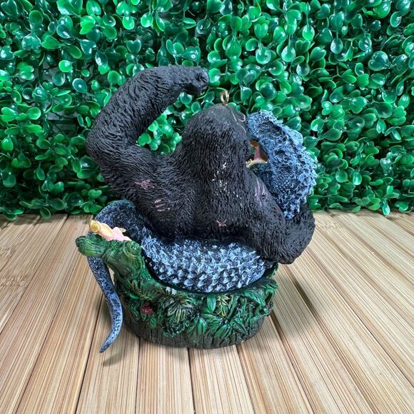 CARLTON CARDS HEIRLOOM KING KONG TO THE RESCUE ORNAMENT #148 - Picture 7 of 9